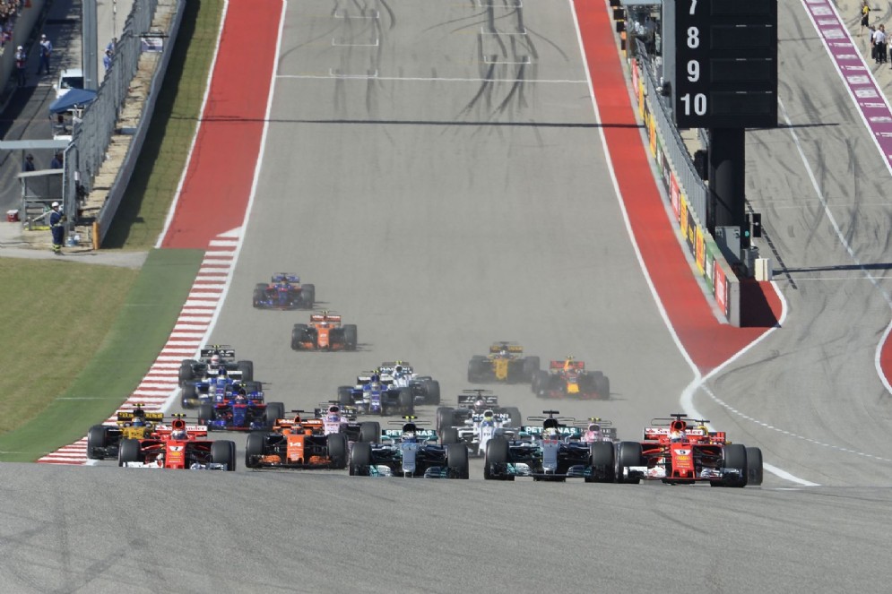 Vettel supera Hamilton alla partenza del Gran Premio degli Stati Uniti