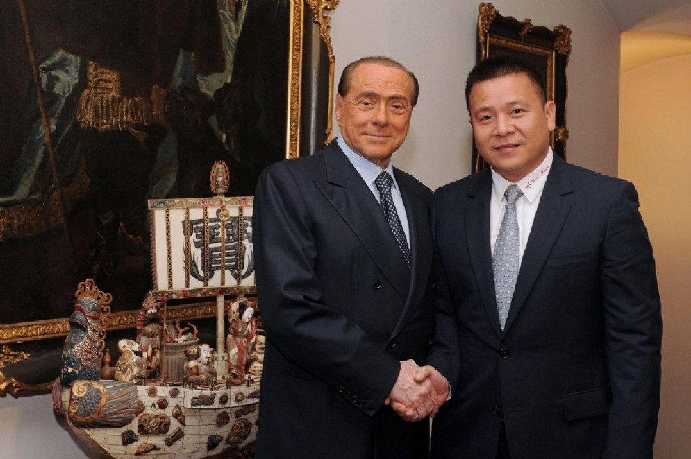 La stretta di mano tra Silvio Berlusconi e Yonghong Li