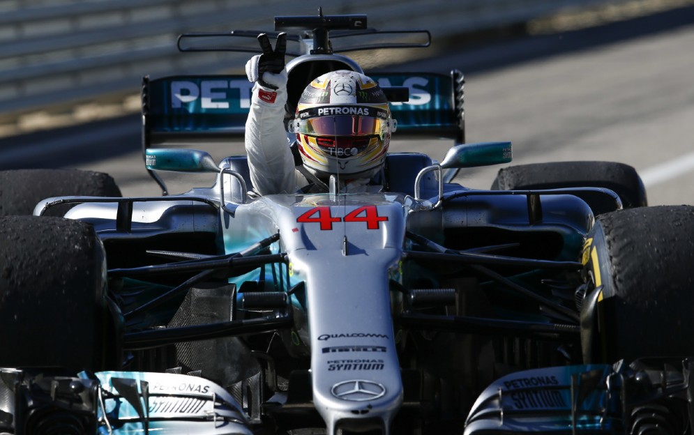 Hamilton a braccia alzate dopo la vittoria nel GP degli USA