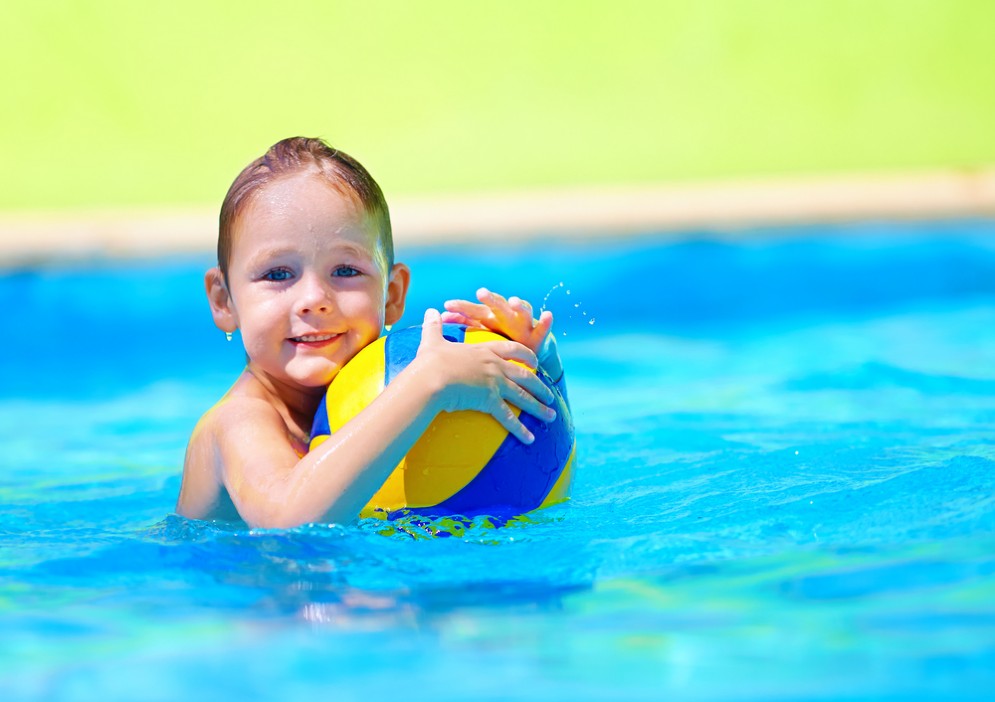 Bimbo non vaccinato espulso dalla squadra di pallanuoto
