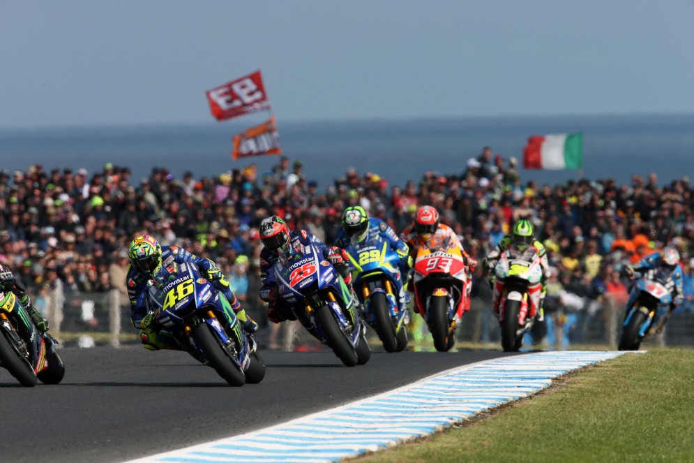 La Yamaha di Valentino Rossi davanti alla moto gemella di Maverick Vinales a Phillip Island