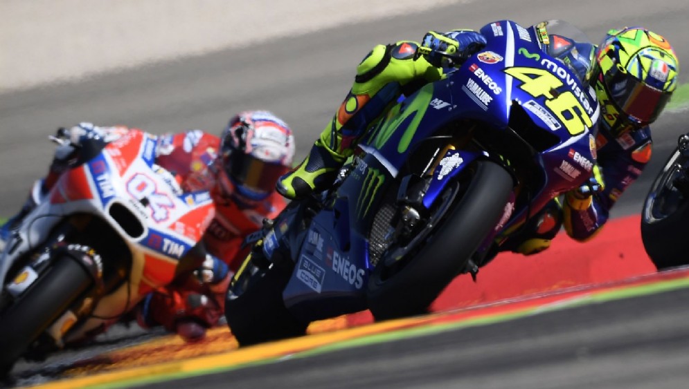 La Yamaha di Valentino Rossi davanti alla Ducati di Andrea Dovizioso