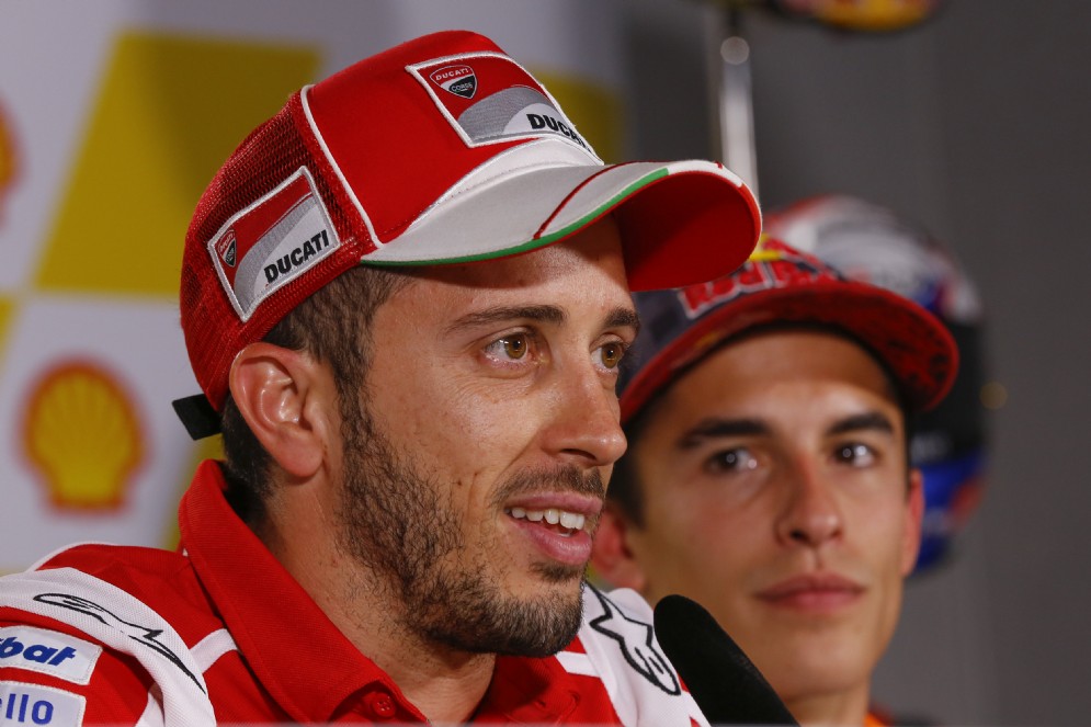 Andrea Dovizioso tenuto d'occhio da Marc Marquez in conferenza stampa a Sepang