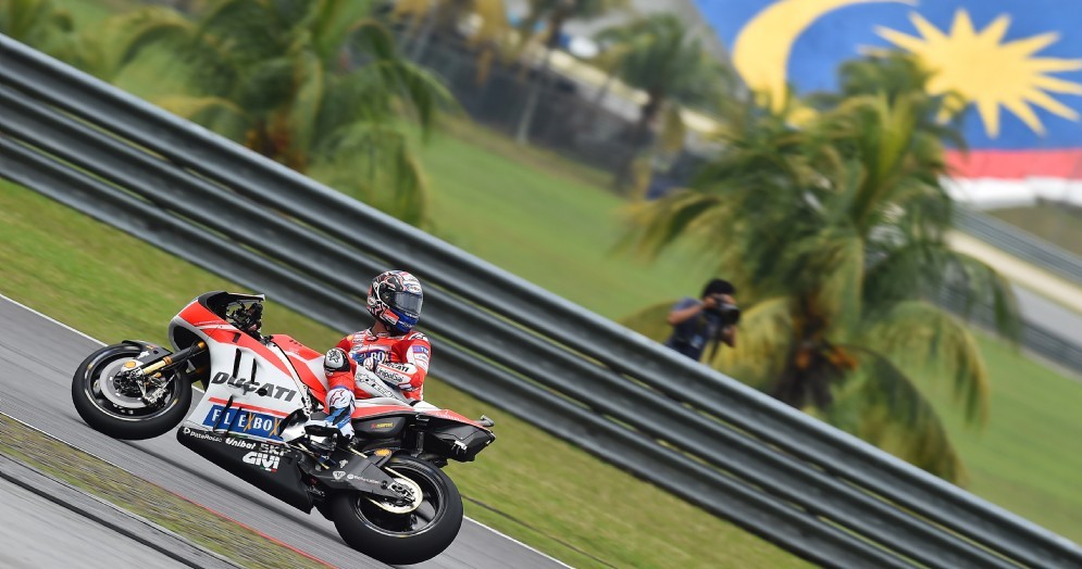 Andrea Dovizioso in sella alla Ducati nelle prove libere a Sepang