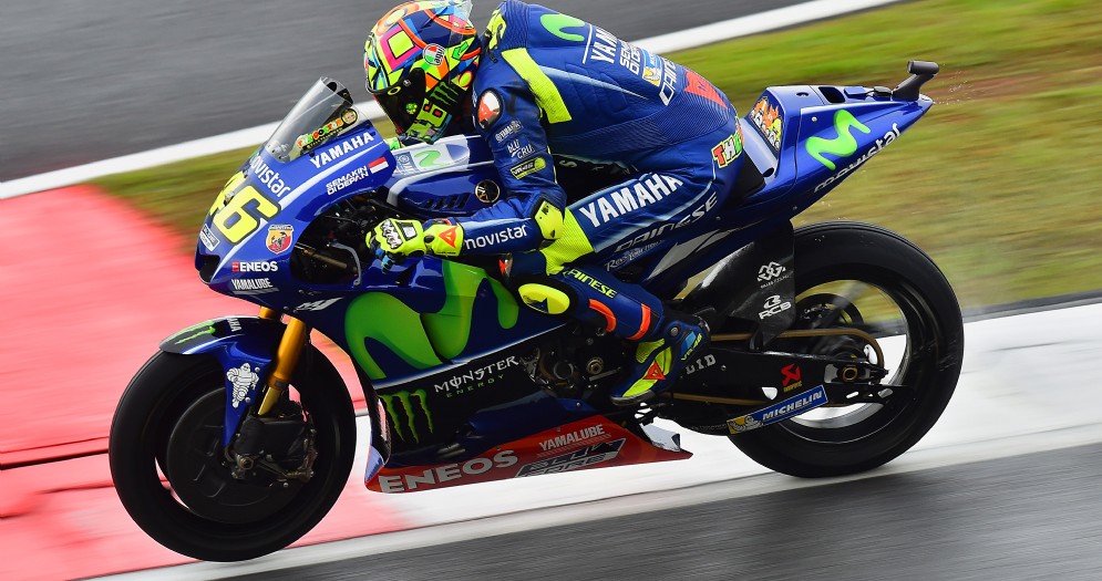 Valentino Rossi con la Yamaha sulla pista bagnata di Sepang nel secondo turno di libere
