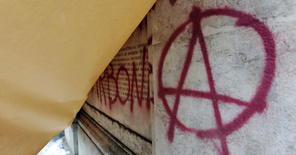 Rogo auto Poste rivendicato da anarchici