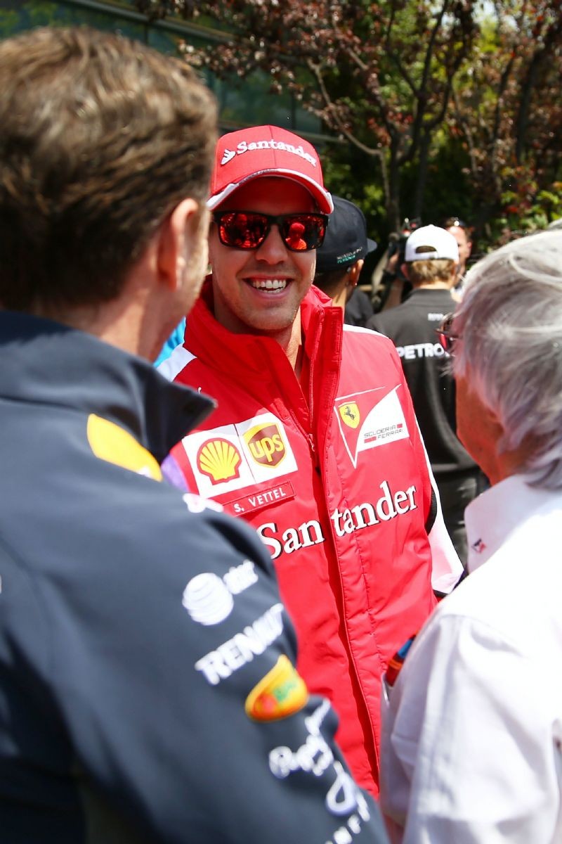 Bernie Ecclestone, di spalle, con Sebastian Vettel