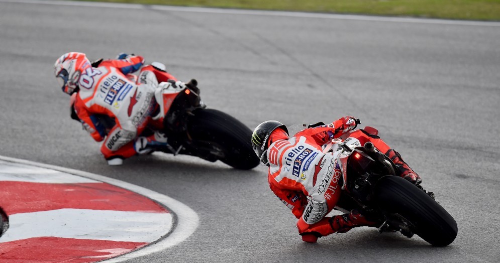 Andrea Dovizioso davanti a Jorge Lorenzo a Sepang