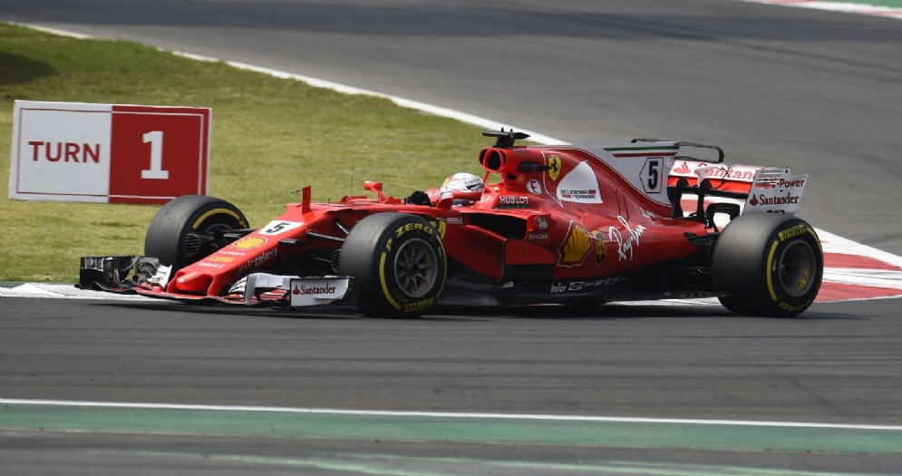 Sebastian Vettel al volante della sua Ferrari durante il GP della Malesia