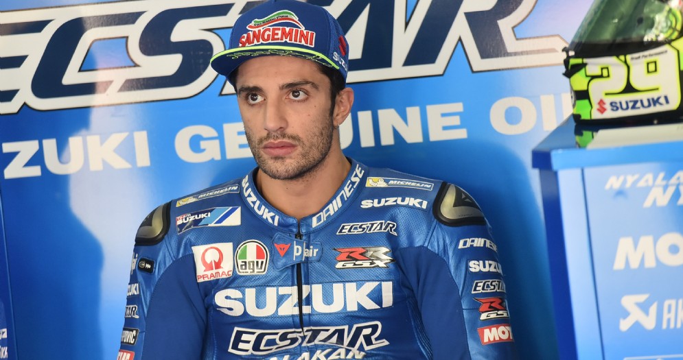 Andrea Iannone nel box della Suzuki in Malesia