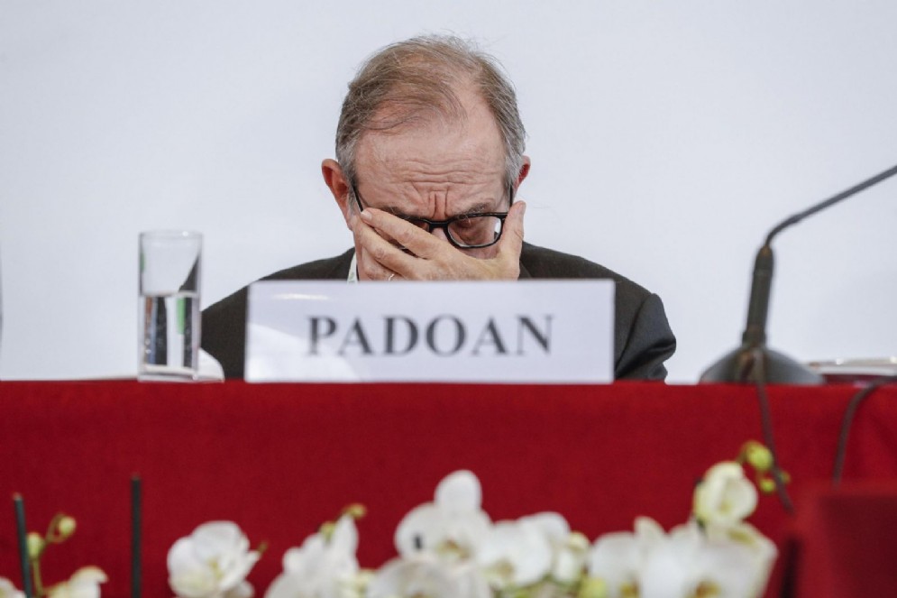 Il ministro dell'Economia Pier Carlo Padoan durante la Giornata del Risparmio a Roma