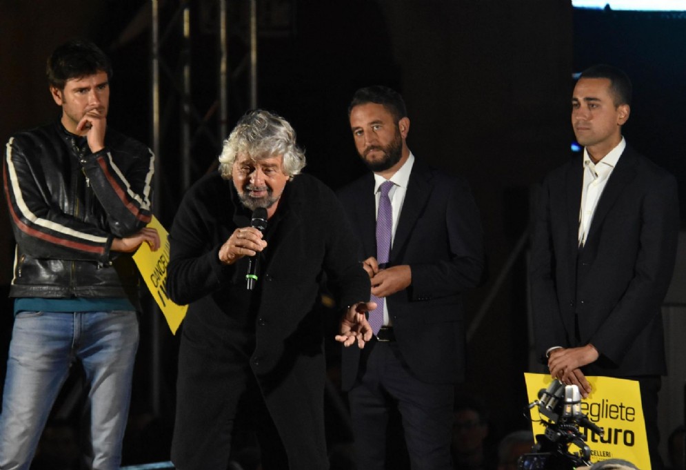 Beppe Grillo con Alessandro Di Battista, Luigi Di Maio e il candidato alle Regionali, Giancarlo Cancelleri, durante il comizio M5S a Catania