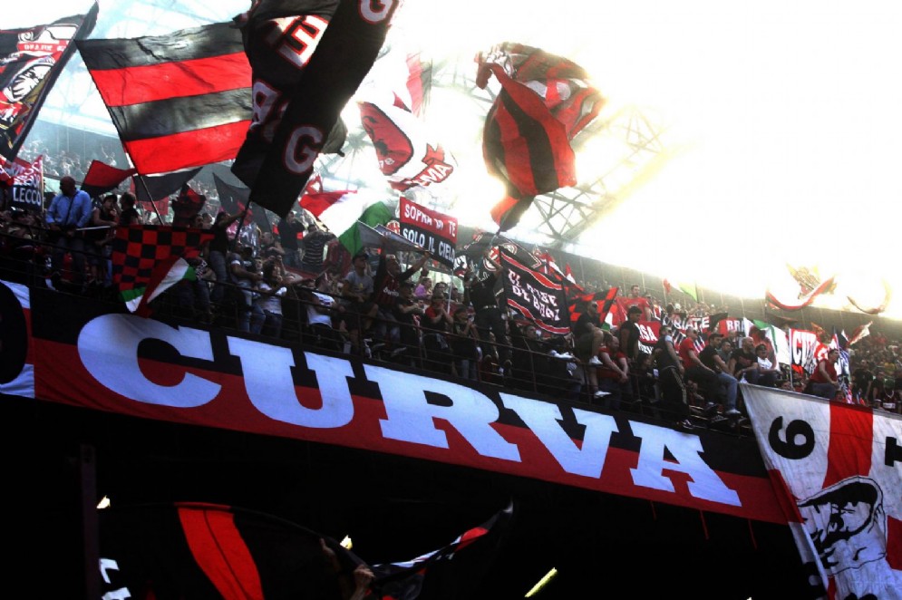La curva del Milan incita i propri beniamini