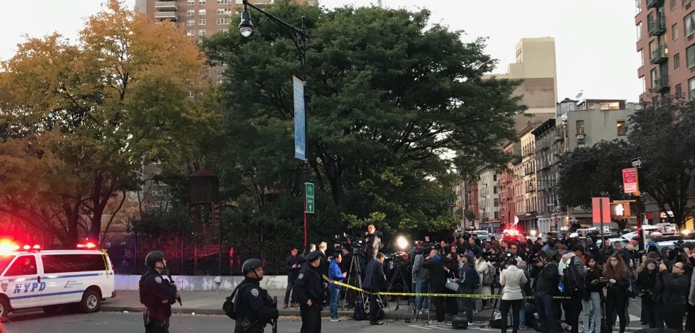 Alle ore 15:15 un auto si è lanciata sulla pista ciclabile che percorre Lower Manhattan