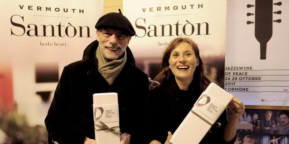 Un'edizione limitata di Santon Vermouth - Borgo San Daniele con un'etichetta di Beppe Giacobbe