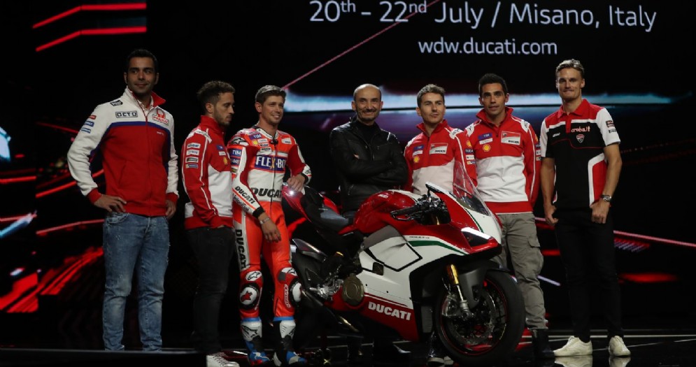Danilo Petrucci, Andrea Dovizioso, Casey Stoner, Claudio Domenicali, Jorge Lorenzo, Michele Pirro e Chaz Davies sul palco