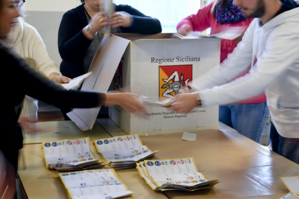 Le operazione di spoglio delle schede per le elezioni regionali in Sicilia, in un seggio di Caltanissetta