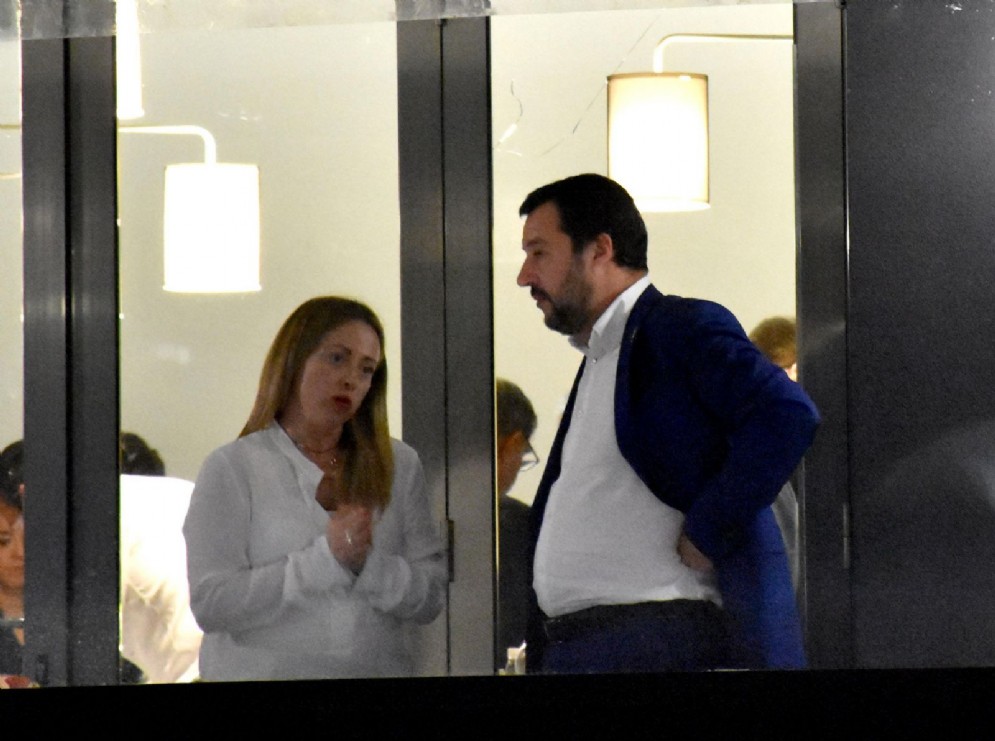 Giorgia Meloni e Matteo Salvini discutono sul terrazzo della "Trattoria del Cavaliere" durante la cena elettorale tra i tre leader del centrodestra, Catania, 2 novembre 2017