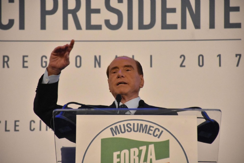 Il leader di Forza Italia Silvio Berlusconi durante un comizio a sostegno di Nello Musumeci per le Regionali siciliane