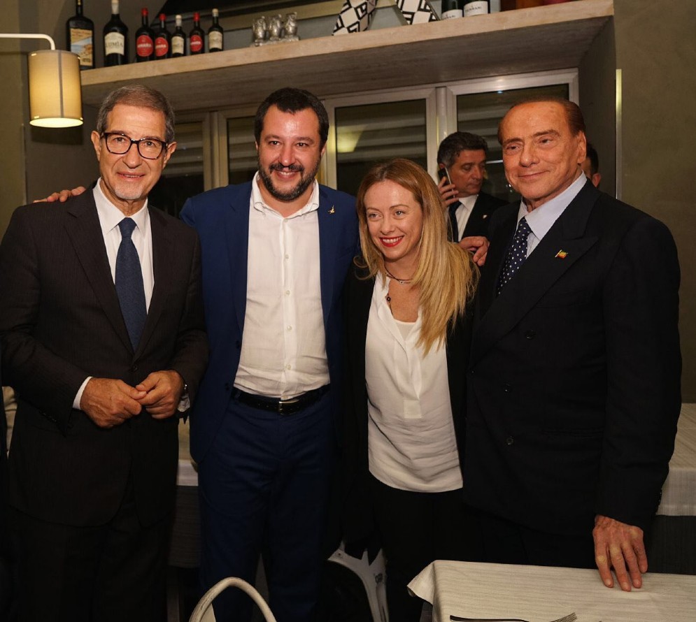 Il neopresidente della Regione Sicilia Nello Musumeci con Giorgia Meloni, Matteo Salvini e Silvio Berlusconi durante il loro 'patto dell'arancino'