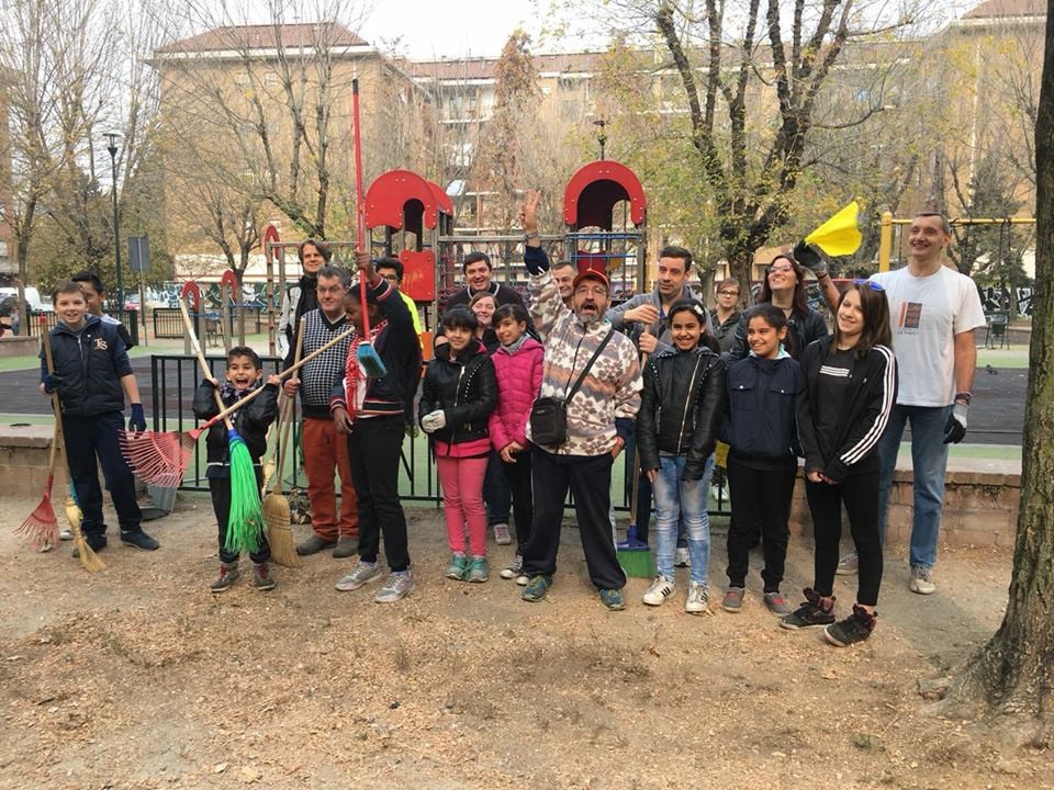 Volontari Retake Torino dopo avere sistemato un giardino devastato dai vandali