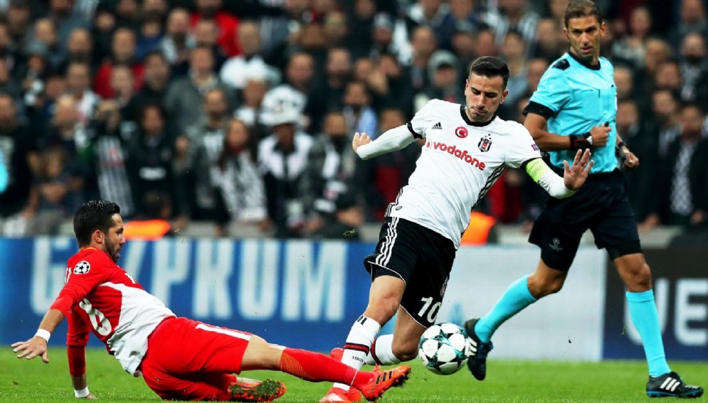 Özyakup contrastato da Moutinho Monaco in Champions League. Sullo sfondo l'arbitro italiano Tagliavento