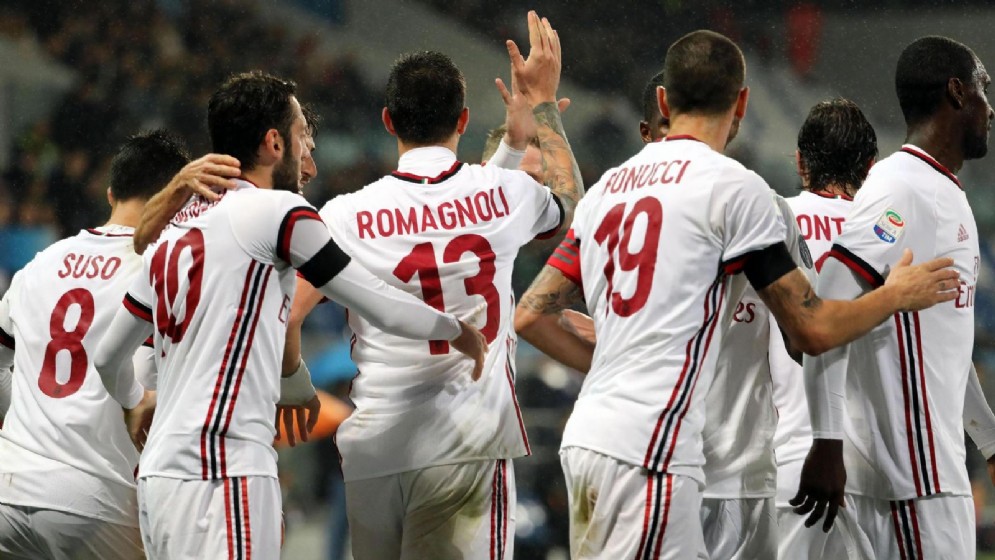 I rossoneri esultano dopo la vittoria contro il Sassuolo
