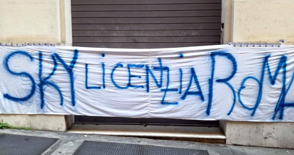 Striscione di protesta dei giornalisti di SKY della sede di Roma