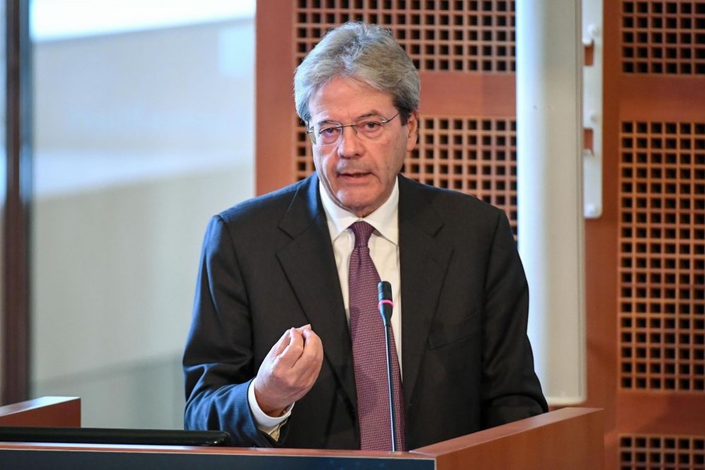 Il premier Paolo Gentiloni ha letto i dati della Commissione UE