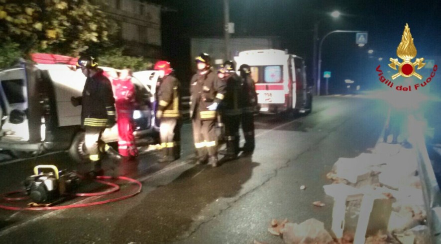 Sul luogo dell'incidente, anche personale di un'ambulanza del 118