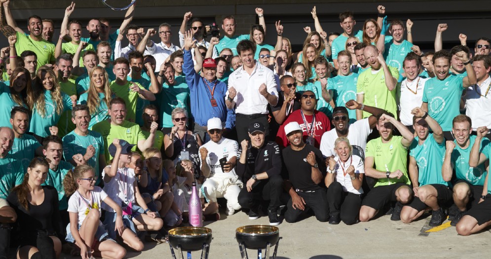 Una foto di gruppo del team Mercedes