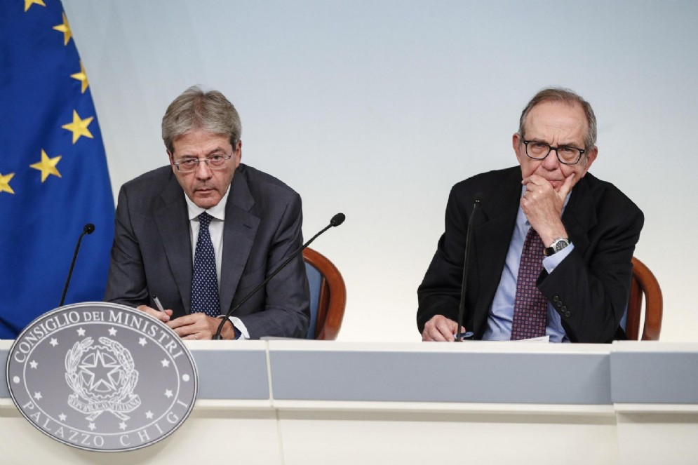 Il presidente del Consiglio Paolo Gentiloni e il ministro dell'Economia Pier Carlo Padoan