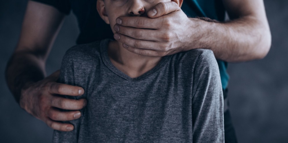 Pedofilia: vittima accoltella il suo presunto orco