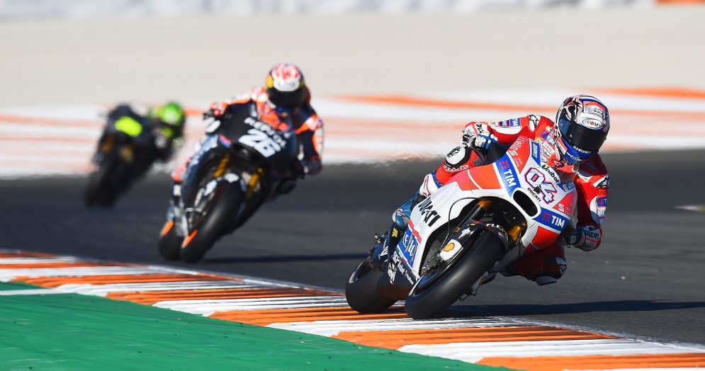 La Ducati di Andrea Dovizioso davanti alla Honda di Dani Pedrosa durante i test di Valencia
