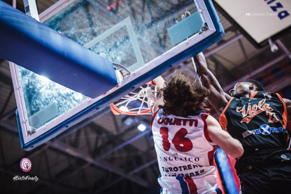 La spettacolare schiacciata di Uglietti contro l'americano Roberts (foto Alberto Tesoro)