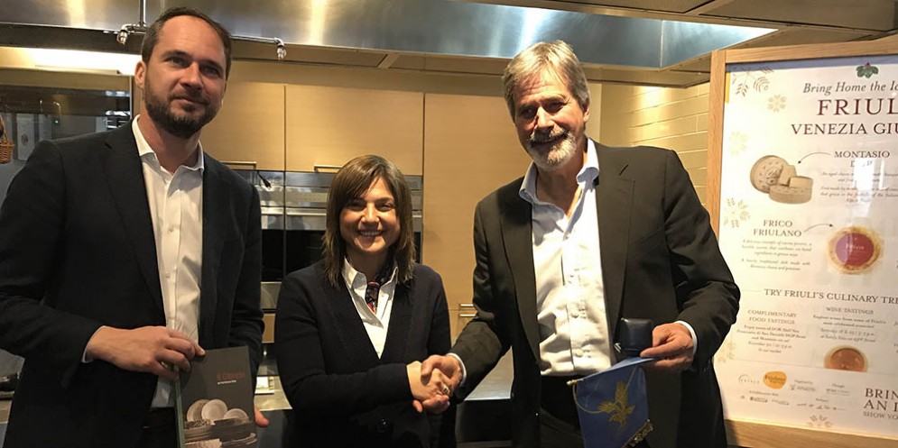 Cristiano Shaurli (Assessore regionale Risorse agricole e forestali), Debora Serracchiani (Presidente Regione Friuli Venezia Giulia) e Stephen Miotto (Mosaicista) nello Spazio Scuola dello store Eataly di Flatiron