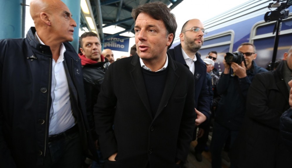 Matteo Renzi commenta l'incendio doloso nel circolo Pd a Ostia
