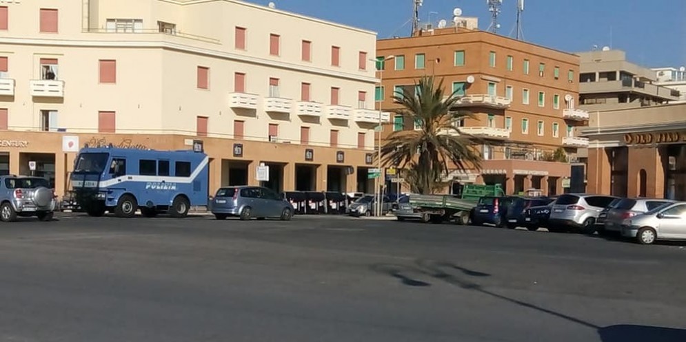 Un blindato della Polizia oggi a Ostia