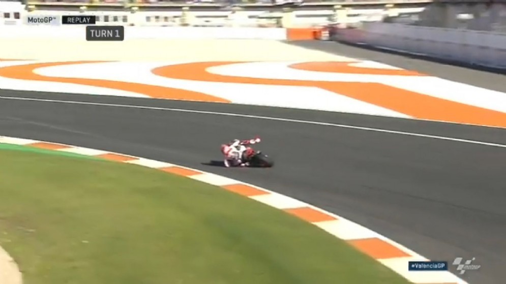 Marc Marquez salva la caduta alla prima curva del GP di Valencia