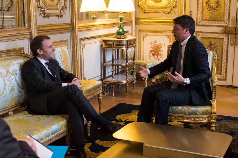Il segretario del PD Matteo Renzi durante l'incontro all'Eliseo con il presidente francese Emmanuel Macron