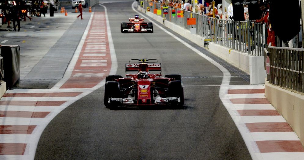Le due Ferrari di Kimi Raikkonen e Sebastian Vettel escono dai box ad Abu Dhabi