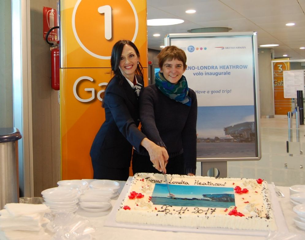 Il taglio della torta per l'inaugurazione del volo