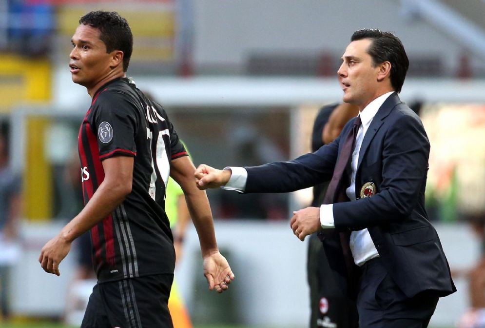 Carlos Bacca e Vincenzo Montella in un'istantanea milanista del campionato 2016-2017