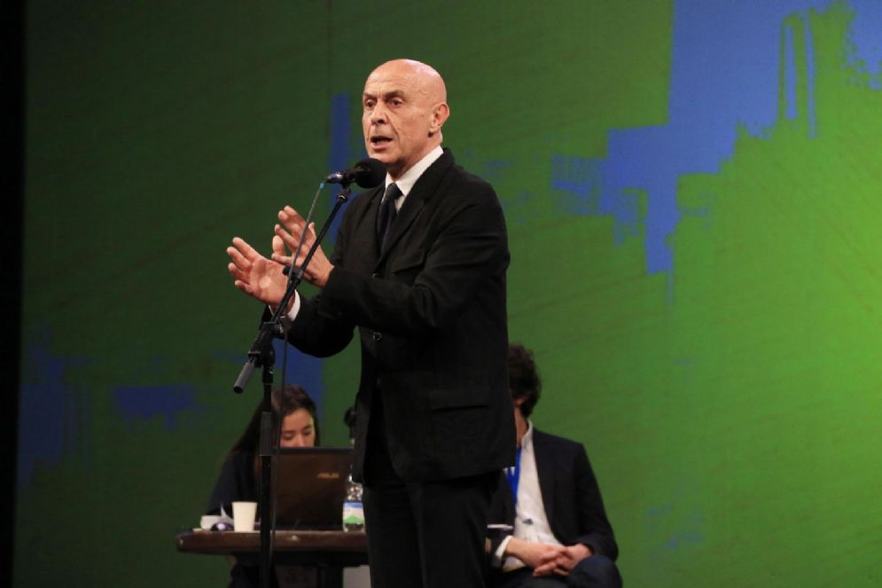 Il ministro dell'Interno Marco Minniti sul palco della Leopolda, Firenze