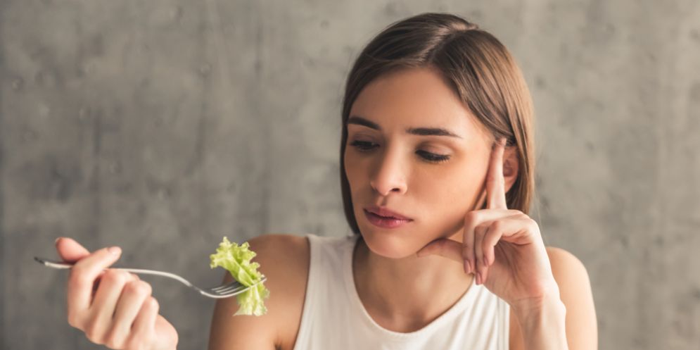 Finge il cancro per nascondere l'anoressia