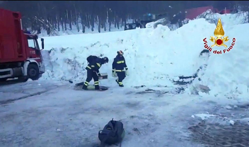 Vigili del Fuoco al lavoro per recuperare i corpi delle vittime della valanga che ha travolto l'hotel Rigopiano