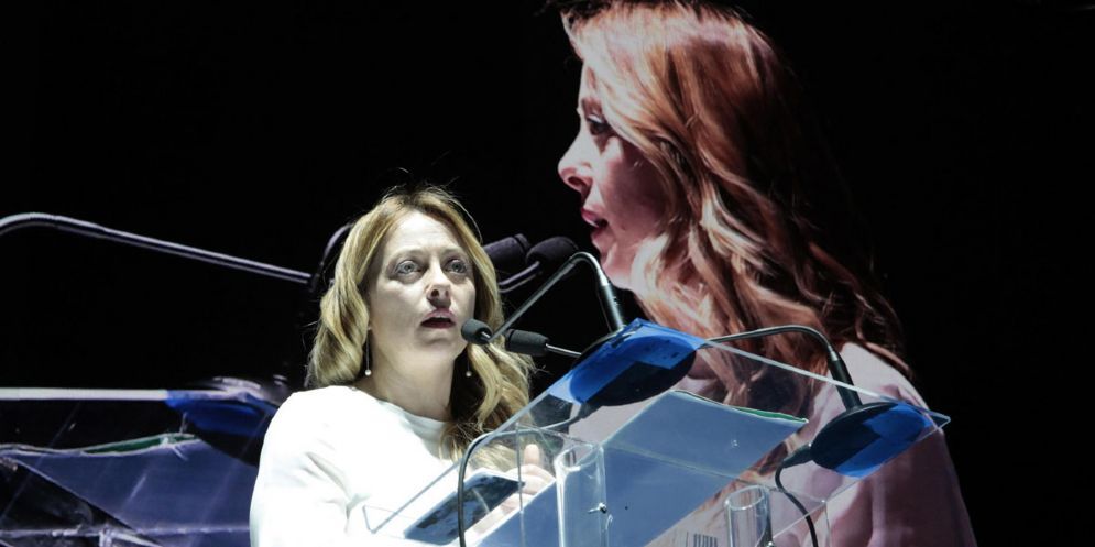 Giorgia Meloni sul palco di Trieste