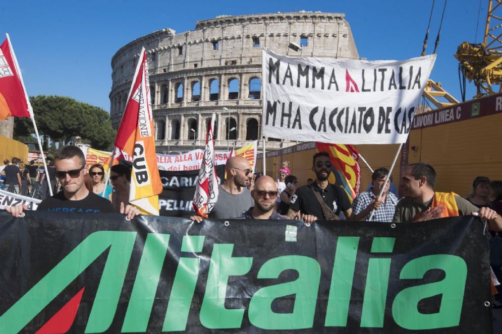 Un momento della manifestazione dei dipendenti Alitalia a Roma