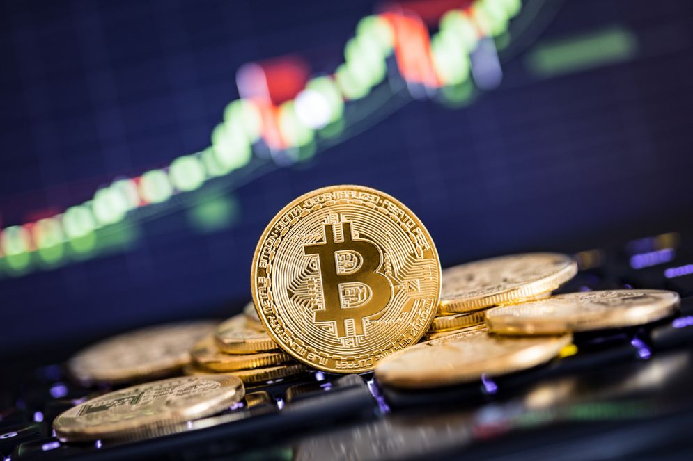 Bitcoin, balza oltre 18.000 dollari al debutto in borsa a Chicago