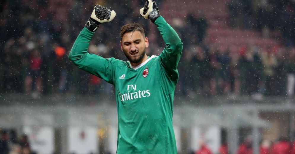 Donnarumma esulta con i tifosi del Milan dopo la vittoria contro il Bologna